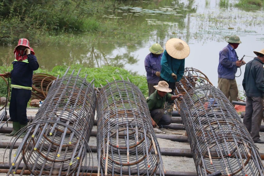 Công nhân thi công tại công trường cao tốc Diễn Châu - Bãi Vọt (thuộc dự án cao tốc Bắc - Nam giai đoạn 1). Ảnh: ĐẮC LAM Công nhân thi công tại công trường cao tốc Diễn Châu - Bãi Vọt (thuộc dự án cao tốc Bắc - Nam giai đoạn 1). Ảnh: ĐẮC LAM