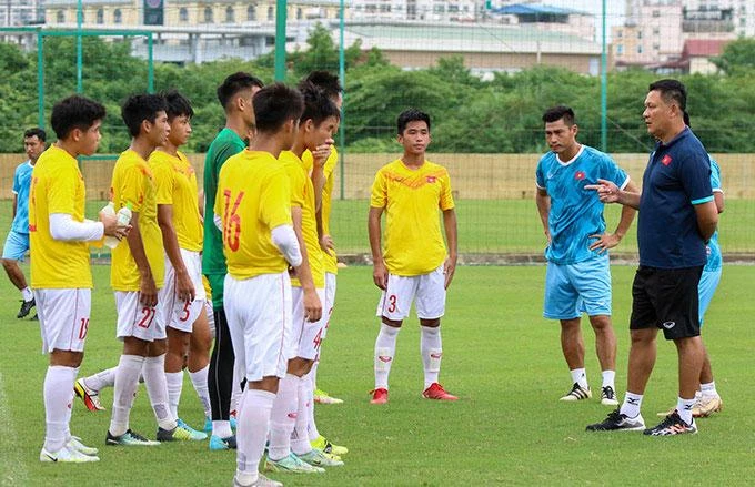 HLV Nguyễn Quốc Tuấn và các cầu thủ U-16 Việt Nam trước khi lên đường. Ảnh: VFF HLV Nguyễn Quốc Tuấn và các cầu thủ U-16 Việt Nam trước khi lên đường. Ảnh: VFF