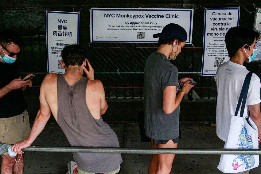 Người dân Mỹ xếp hàng chờ tiêm vaccine ngừa bệnh đậu mùa khỉ ở TP New York ngày 17-7. Ảnh: BLOOMBERG Người dân Mỹ xếp hàng chờ tiêm vaccine ngừa bệnh đậu mùa khỉ ở TP New York ngày 17-7. Ảnh: BLOOMBERG