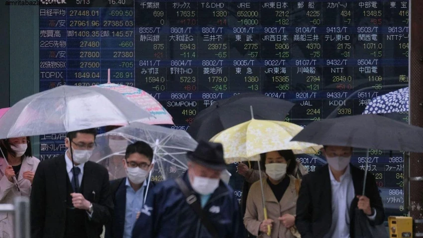 Bảng thông tin cổ phiếu bên ngoài sàn giao dịch Tokyo ở Nhật ngày 26-7. Ảnh: THE JAPAN TIMES Bảng thông tin cổ phiếu bên ngoài sàn giao dịch Tokyo ở Nhật ngày 26-7. Ảnh: THE JAPAN TIMES