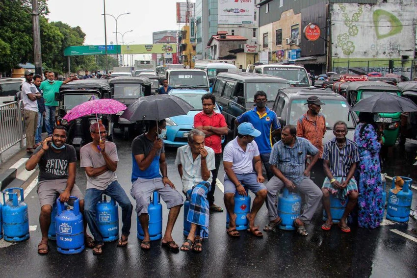 Người dân Sri Lanka chặn đường ở thủ đô Colombo phản đối tình trạng thiếu nhiên liệu. Việc các nước giàu tăng lãi suất kìm lạm phát có thể làm trầm trọng thêm tình trạng bất ổn ở các nước nghèo. Ảnh: GETTY IMAGES