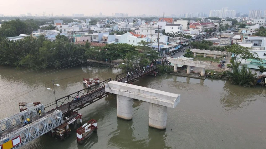 Dự án xây mới cầu Long Kiểng sau 21 năm vẫn chưa thể bàn giao 100% mặt bằng do vướng mắc về bồi thường, hỗ trợ, tái định cư. Ảnh: TÂM NGUYỄN Dự án xây mới cầu Long Kiểng sau 21 năm vẫn chưa thể bàn giao 100% mặt bằng do vướng mắc về bồi thường, hỗ trợ, tái định cư. Ảnh: TÂM NGUYỄN