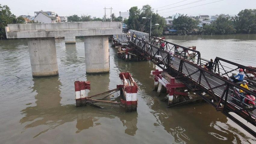 Do dự án chậm hơn 20 năm nên người dân hằng ngày phải đi lại qua cầu sắt đã xuống cấp, từng bị sập một nhịp. Ảnh: TÂM NGUYỄN Do dự án chậm hơn 20 năm nên người dân hằng ngày phải đi lại qua cầu sắt đã xuống cấp, từng bị sập một nhịp. Ảnh: TÂM NGUYỄN