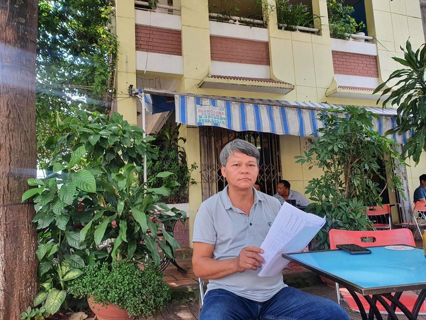 Ông Lê Văn Phương bên mảnh đất bị thu hồi. Ảnh: HT Ông Lê Văn Phương bên mảnh đất bị thu hồi. Ảnh: HT