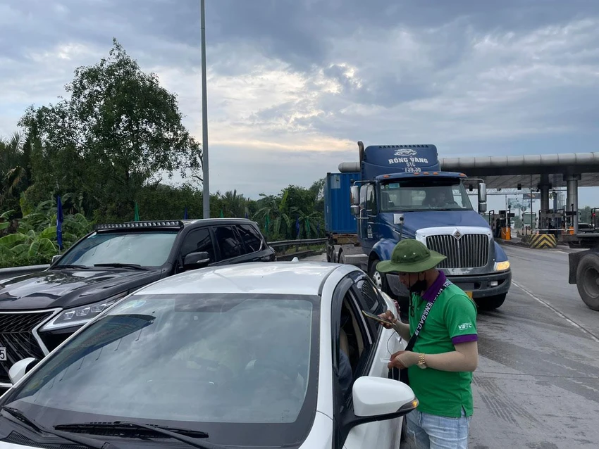 Xe xếp hàng dài chờ dán thẻ ETC ở trạm Long Phước. Ảnh: HV Xe xếp hàng dài chờ dán thẻ ETC ở trạm Long Phước. Ảnh: HV