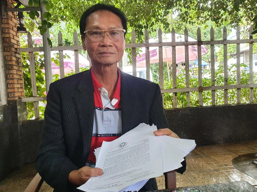 Ông Nguyễn Bá Triệu bức xúc vì đã thắng kiện rồi mà mãi vẫn không được bồi thường. Ảnh: HT