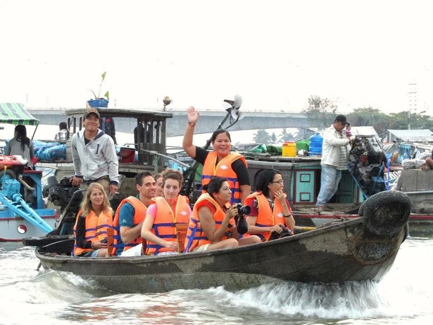 Khách quốc tế thích thú với du lịch sông nước ở Cần Thơ. Ảnh: NHẪN NAM Khách quốc tế thích thú với du lịch sông nước ở Cần Thơ. Ảnh: NHẪN NAM
