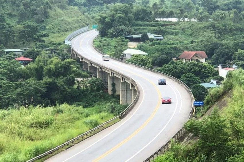 Tuyến cao tốc Nội Bài - Lào Cai sẽ được mở rộng lên sáu làn xe với chiều dài 83 km (đoạn qua Yên Bái - Lào Cai). Ảnh: V.LONG Tuyến cao tốc Nội Bài - Lào Cai sẽ được mở rộng lên sáu làn xe với chiều dài 83 km (đoạn qua Yên Bái - Lào Cai). Ảnh: V.LONG