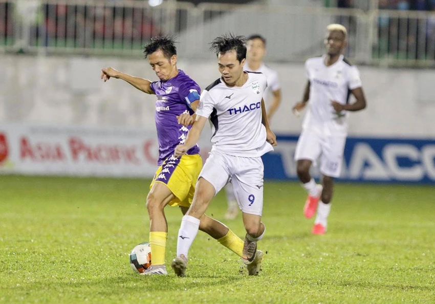 Văn Quyết xứng đáng là thủ lĩnh của Hà Nội FC với phong độ rất cao, trong khi Văn Toàn đang trở lại với cảm giác của một tiền đạo nguy hiểm và biết ghi bàn. Ảnh: CTV Văn Quyết xứng đáng là thủ lĩnh của Hà Nội FC với phong độ rất cao, trong khi Văn Toàn đang trở lại với cảm giác của một tiền đạo nguy hiểm và biết ghi bàn. Ảnh: CTV