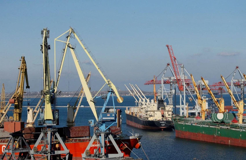 Các tàu hàng lương thực neo tại cảng Odessa của Ukraine ngày 5-8. Ảnh: REUTERS Các tàu hàng lương thực neo tại cảng Odessa của Ukraine ngày 5-8. Ảnh: REUTERS