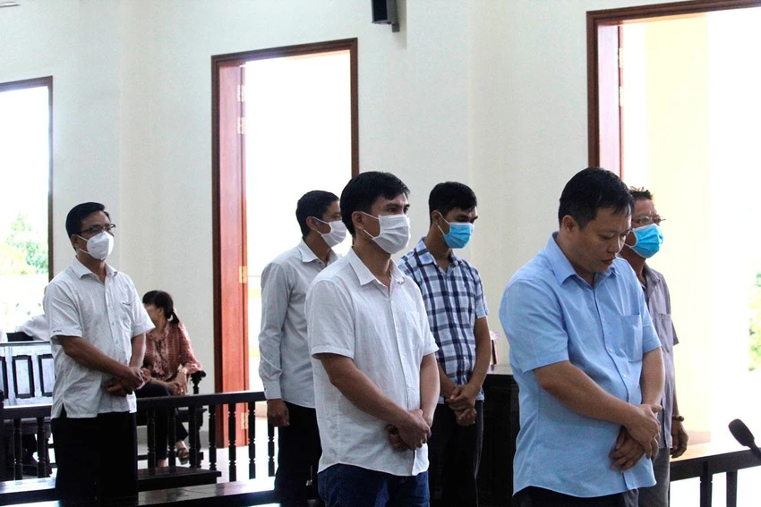 Sáu bị cáo nghe tòa phúc thẩm tuyên án chiều 11-8. Ảnh: NHẪN NAM Sáu bị cáo nghe tòa phúc thẩm tuyên án chiều 11-8. Ảnh: NHẪN NAM