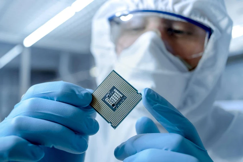 Kỹ sư trong một dây chuyền sản xuất chip bán dẫn tại Malaysia hồi tháng 3. Ảnh: GORODENKOFF PRODUCTIONS Kỹ sư trong một dây chuyền sản xuất chip bán dẫn tại Malaysia hồi tháng 3. Ảnh: GORODENKOFF PRODUCTIONS