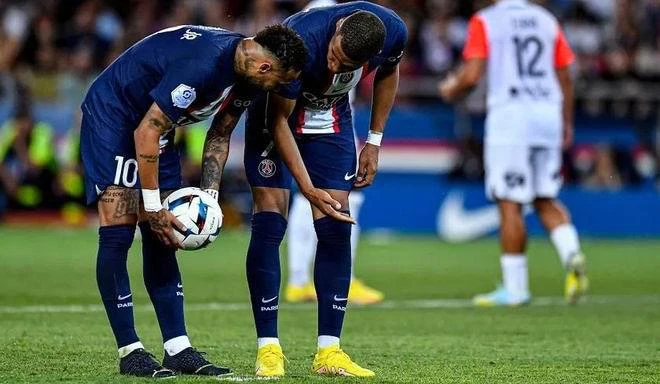 Neymar và Mbappe và sự cố từ tranh giành quả 11 m. Ảnh: GETTY IMAGES Neymar và Mbappe và sự cố từ tranh giành quả 11 m. Ảnh: GETTY IMAGES