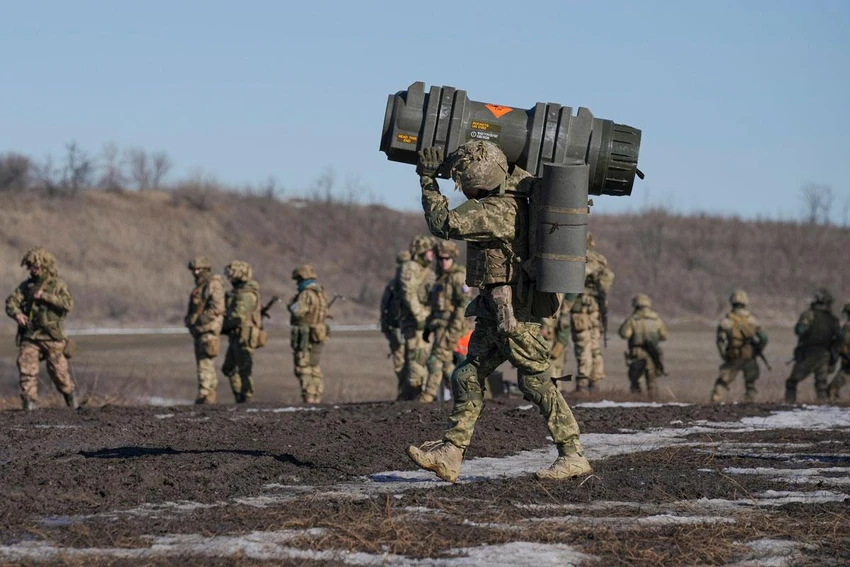Một binh sĩ Ukraine vác trên vai tên lửa chống tăng NLAW ở tỉnh Donetsk hồi tháng 4. Ảnh: AP