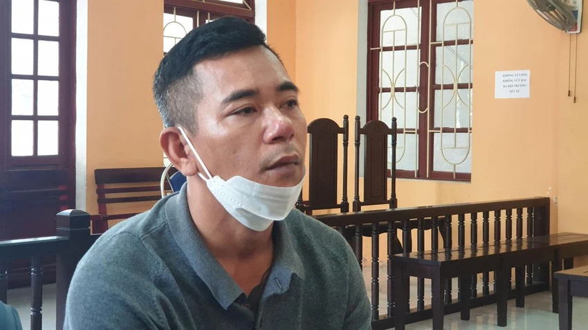 Bị cáo Phạm Văn Sơn ân hận vì đã lỡ tay đánh chị của mình ngay tại đám giỗ. Ảnh: ĐẶNG TRUNG Bị cáo Phạm Văn Sơn ân hận vì đã lỡ tay đánh chị của mình ngay tại đám giỗ. Ảnh: ĐẶNG TRUNG