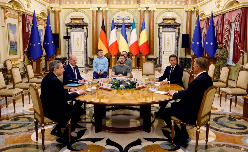 Tổng thống Ukraine Volodymyr Zelensky (giữa) gặp một số lãnh đạo châu Âu ở điện Mariinsky thuộc thủ đô Kiev hồi tháng 6. Ảnh: AFP Tổng thống Ukraine Volodymyr Zelensky (giữa) gặp một số lãnh đạo châu Âu ở điện Mariinsky thuộc thủ đô Kiev hồi tháng 6. Ảnh: AFP