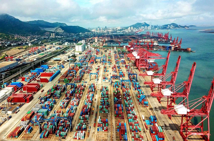 Container hàng hóa đặt tại cảng Liên Vân Cảng, tỉnh Giang Tô (Trung Quốc). Ảnh: AFP