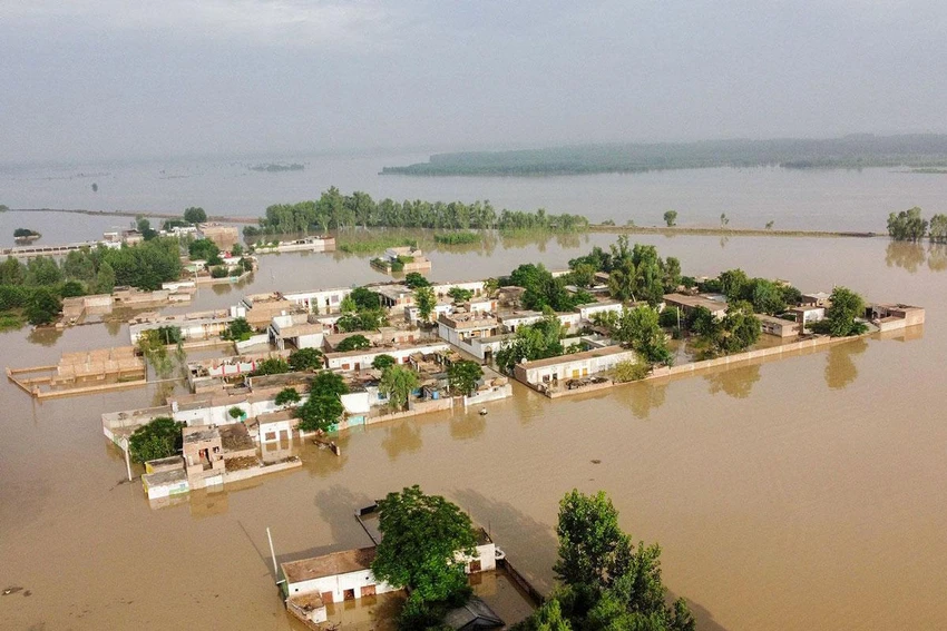 Đường sá ở huyện Charsadda thuộc tỉnh Khyber Pakhtunkhwa (tây bắc Pakistan) chìm trong nước ngày 27-8. Ảnh: AFP Đường sá ở huyện Charsadda thuộc tỉnh Khyber Pakhtunkhwa (tây bắc Pakistan) chìm trong nước ngày 27-8. Ảnh: AFP