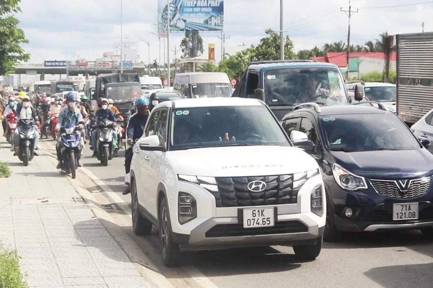 Tình trạng ùn tắc giao thông tại cầu Rạch Miễu kéo dài đến tối 4-9 mới được giải tỏa. Ảnh: Đ.HÀ Tình trạng ùn tắc giao thông tại cầu Rạch Miễu kéo dài đến tối 4-9 mới được giải tỏa. Ảnh: Đ.HÀ