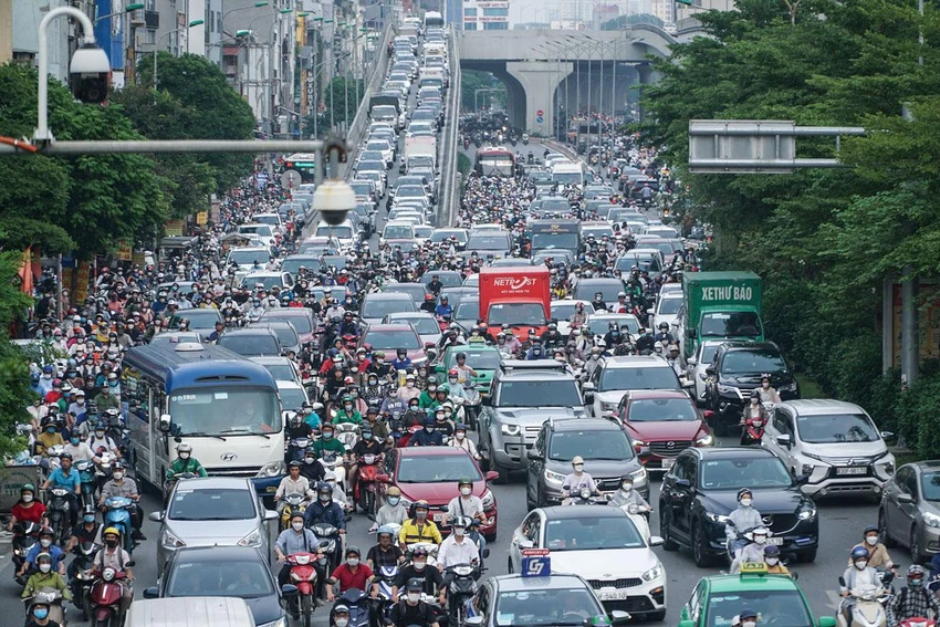 Nhằm giảm ùn tắc, Hà Nội sẽ chỉ chấp thuận các dự án cao ốc, chung cư không gia tăng áp lực gây ùn tắc giao thông. Ảnh: PHI HÙNG
