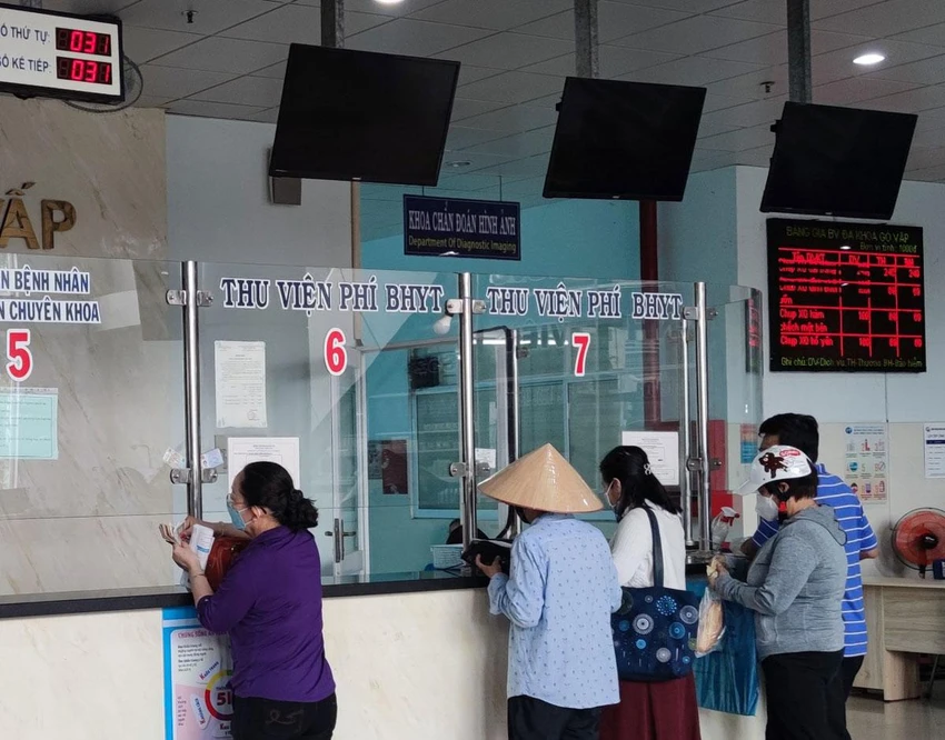 Người dân đến đăng ký khám chữa bệnh tại BV đa khoa quận Gò Vấp. Ảnh: NGUYỄN HIỀN Người dân đến đăng ký khám chữa bệnh tại BV đa khoa quận Gò Vấp. Ảnh: NGUYỄN HIỀN