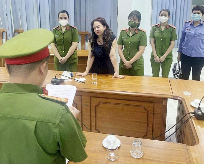 Công an TP.HCM khởi tố, bắt tạm giam bà Nguyễn Phương Hằng hôm 24-3. Ảnh: CA Công an TP.HCM khởi tố, bắt tạm giam bà Nguyễn Phương Hằng hôm 24-3. Ảnh: CA