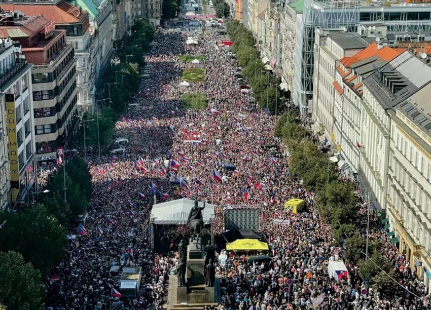 Hơn 70.000 người biểu tình tại thủ đô Praha (CH Czech) vào đầu tháng 9 phản đối chính phủ để lạm phát và giá nhiên liệu leo thang. Ảnh: AL MAYADEEN Hơn 70.000 người biểu tình tại thủ đô Praha (CH Czech) vào đầu tháng 9 phản đối chính phủ để lạm phát và giá nhiên liệu leo thang. Ảnh: AL MAYADEEN