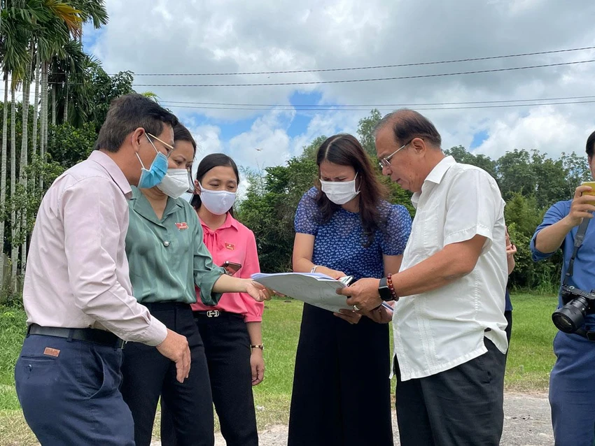 Đoàn đại biểu HĐND TP thực địa tại dự án Khu công nghiệp Tây Bắc mở rộng. Ảnh: VIỆT HOA Đoàn đại biểu HĐND TP thực địa tại dự án Khu công nghiệp Tây Bắc mở rộng. Ảnh: VIỆT HOA