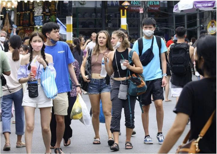 Du khách ở Bangkok giữa tháng 9. Du lịch là một trong những lĩnh vực Thái Lan chú trọng khai thác để bổ sung nguồn dự trữ ngoại hối. Ảnh: EPA-EFE Du khách ở Bangkok giữa tháng 9. Du lịch là một trong những lĩnh vực Thái Lan chú trọng khai thác để bổ sung nguồn dự trữ ngoại hối. Ảnh: EPA-EFE