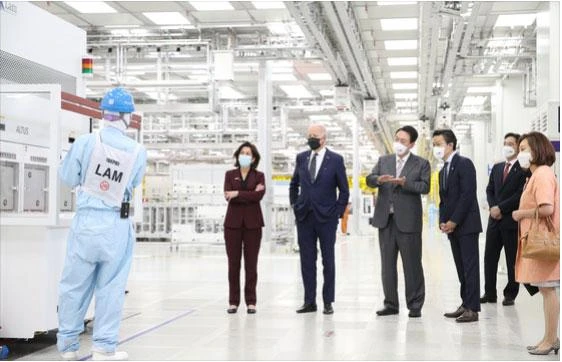 Tổng thống Hàn Quốc Yoon Suk-yeol (thứ ba từ trái sang) và Tổng thống Mỹ Joe Biden (thứ hai từ trái sang) thăm một nhà máy sản xuất chip của Samsung Electronics ở TP Pyeongtaek thuộc tỉnh Gyeonggi (Hàn Quốc) ngày 20-5 để bàn tăng hợp tác quản lý chuỗi cung ứng. Ảnh: NEWS1 Tổng thống Hàn Quốc Yoon Suk-yeol (thứ ba từ trái sang) và Tổng thống Mỹ Joe Biden (thứ hai từ trái sang) thăm một nhà máy sản xuất chip của Samsung Electronics ở TP Pyeongtaek thuộc tỉnh Gyeonggi (Hàn Quốc) ngày 20-5 để bàn tăng hợp tác quản lý chuỗi cung ứng. Ảnh: NEWS1
