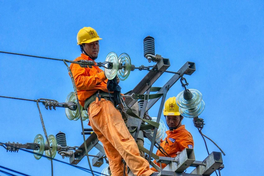 Theo đề xuất của Bộ Công Thương, trong trường hợp thông số đầu vào biến động làm giá bán lẻ điện bình quân tăng hoặc giảm so với mức giá hiện hành thì giá bán lẻ điện bình quân sẽ được điều chỉnh. Ảnh minh họa: EVNSPC Theo đề xuất của Bộ Công Thương, trong trường hợp thông số đầu vào biến động làm giá bán lẻ điện bình quân tăng hoặc giảm so với mức giá hiện hành thì giá bán lẻ điện bình quân sẽ được điều chỉnh. Ảnh minh họa: EVNSPC