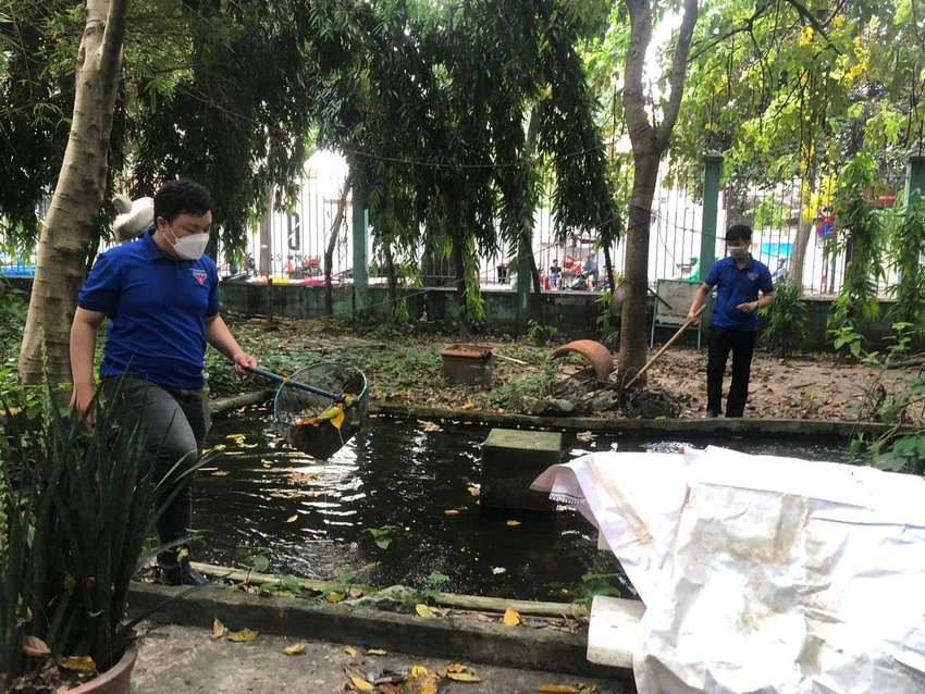 Đoàn viên Viện nghiên cứu phát triển TP.HCM dọn rác trên kênh rạch trong hoạt động “Ngày Chủ nhật xanh”. Ảnh: AN Đoàn viên Viện nghiên cứu phát triển TP.HCM dọn rác trên kênh rạch trong hoạt động “Ngày Chủ nhật xanh”. Ảnh: AN