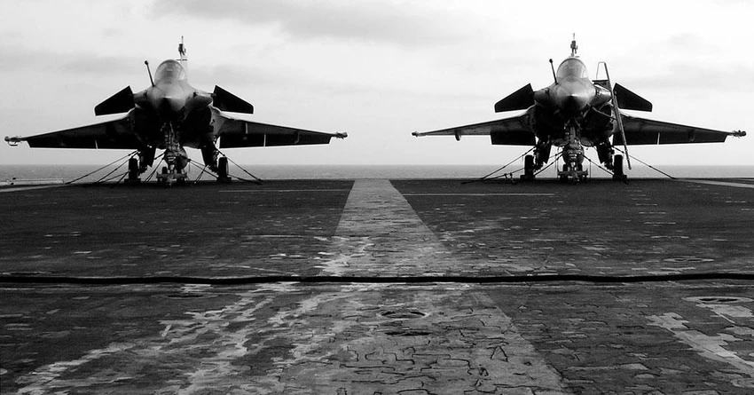 Tiêm kích Rafale cất cánh từ tàu sân bay Charles-de-Gaulle (Pháp). Ảnh: WIKIMEDIA Tiêm kích Rafale cất cánh từ tàu sân bay Charles-de-Gaulle (Pháp). Ảnh: WIKIMEDIA