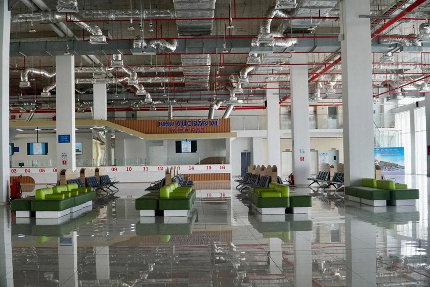 Khu vực bán vé của Bến xe Miền Đông mới rất khang trang, thoáng mát. Ảnh: BẢO PHƯƠNG Khu vực bán vé của Bến xe Miền Đông mới rất khang trang, thoáng mát. Ảnh: BẢO PHƯƠNG
