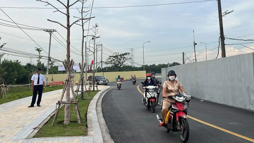 Một nhánh đường Phạm Hữu Lầu đã được thông xe vào sáng 13-10. Ảnh: ĐT