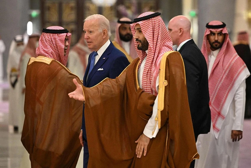 Thái tử Mohammed bin Salman (phải) tiếp đón Tổng thống Mỹ Joe Biden trong chuyến công du Saudi Arabia hồi tháng 7. Ảnh: AFP Thái tử Mohammed bin Salman (phải) tiếp đón Tổng thống Mỹ Joe Biden trong chuyến công du Saudi Arabia hồi tháng 7. Ảnh: AFP