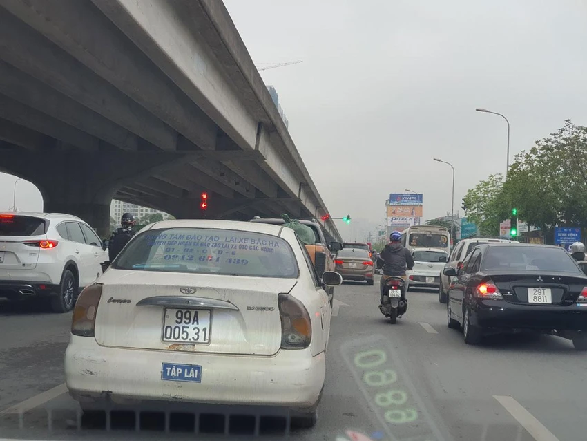 Theo quy định của Nghị định 70/2022, xe tập lái các hạng sẽ thuộc quyền sử dụng hợp pháp của cơ sở đào tạo lái xe. Ảnh: THY NHUNG