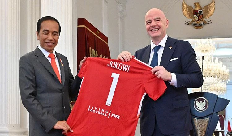 Chủ tịch FIFA Gianni Infantino tặng áo cho Tổng thống Indonesia Widodo. Ảnh: GETTY IMAGES