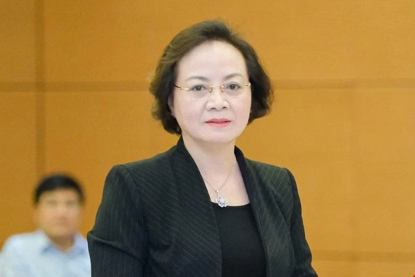 Bộ trưởng Bộ Nội vụ Phạm Thị Thanh Trà trình bày dự thảo trước Quốc hội. Ảnh: PHẠM THẮNG