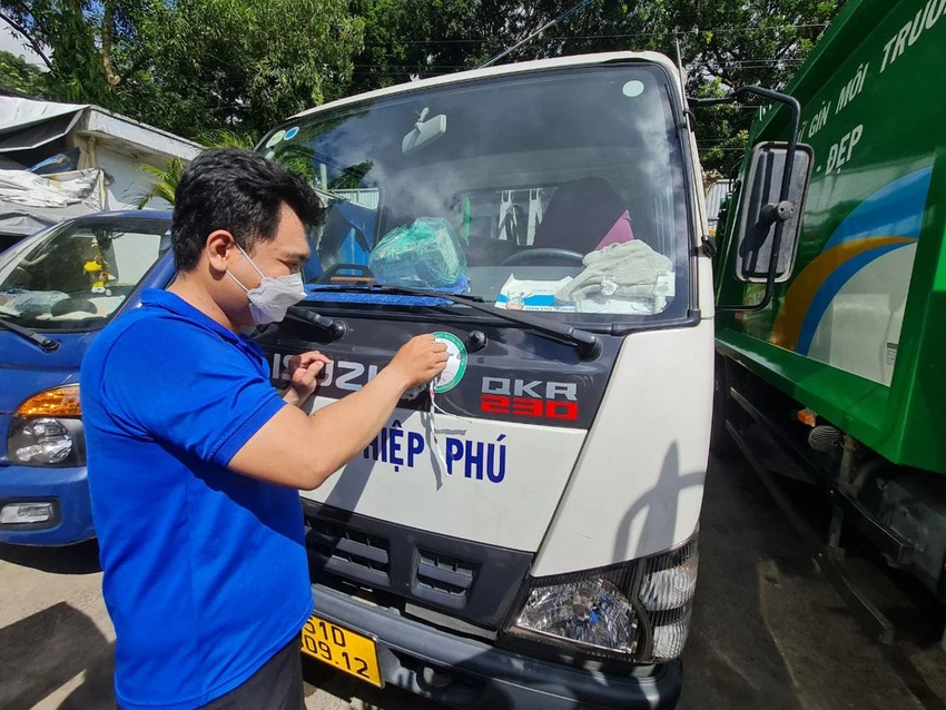 Công ty TNHH MTV Môi trường đô thị TP.HCM dán logo để kiểm soát xe vào trạm trung chuyển. Ảnh: N.CHÂU Công ty TNHH MTV Môi trường đô thị TP.HCM dán logo để kiểm soát xe vào trạm trung chuyển. Ảnh: N.CHÂU