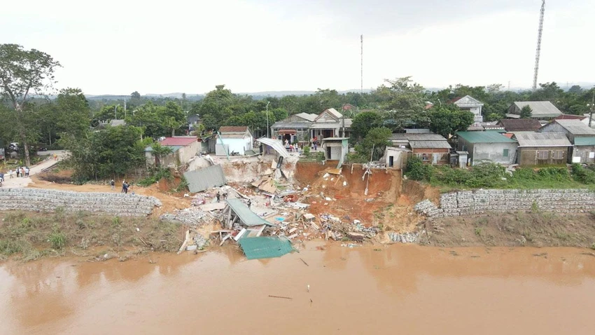 Dòng sông Thạch Hãn đoạn qua xã Hải Lệ, thị xã Quảng Trị bị sạt lở khiến ba nhà dân và hai hàng quán bị sập. Ảnh: N.DO Dòng sông Thạch Hãn đoạn qua xã Hải Lệ, thị xã Quảng Trị bị sạt lở khiến ba nhà dân và hai hàng quán bị sập. Ảnh: N.DO
