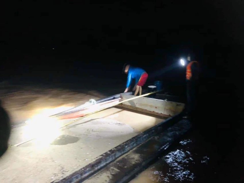 Phòng Cảnh sát phòng chống tội phạm về môi trường Công an tỉnh Quảng Trị bắt quả tang một thuyền khai thác trái phép ở sông Thạch Hãn vào ngày 19-10. Ảnh: CACC Phòng Cảnh sát phòng chống tội phạm về môi trường Công an tỉnh Quảng Trị bắt quả tang một thuyền khai thác trái phép ở sông Thạch Hãn vào ngày 19-10. Ảnh: CACC