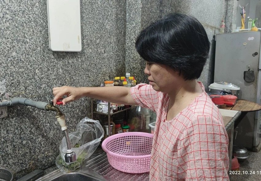 Bà Yến mong công ty cấp lại nước để gia đình sinh hoạt. Ảnh: NGUYỄN HIỀN Bà Yến mong công ty cấp lại nước để gia đình sinh hoạt. Ảnh: NGUYỄN HIỀN