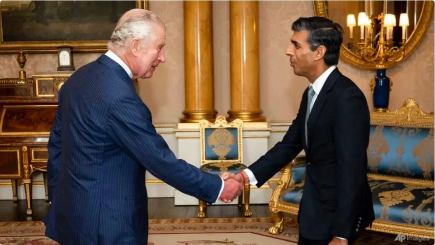 Vua Charles III (trái) chào mừng tân Thủ tướng Anh Rishi Sunak tại điện Buckingham ở thủ đô London ngày 25-10. Ảnh: AP Vua Charles III (trái) chào mừng tân Thủ tướng Anh Rishi Sunak tại điện Buckingham ở thủ đô London ngày 25-10. Ảnh: AP