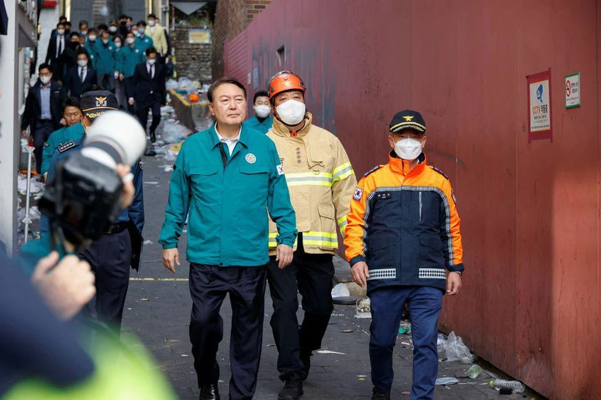 Tổng thống Hàn Quốc Yoon Suk-yeol đến hiện trường xảy ra thảm kịch Halloween ngày 30-10. Ảnh: REUTERS