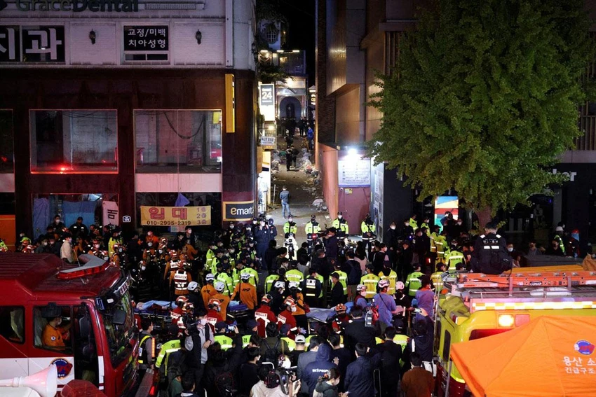 Lực lượng cứu hộ và lính cứu hỏa tại hiện trường ở khu Itaewon, Seoul ngày 30-10. Ảnh: REUTERS