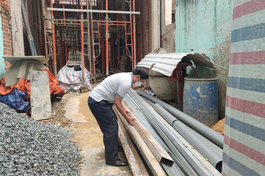Căn nhà của bà T đang xây dựng thì bị thu hồi giấy phép xây dựng. Ảnh: NGUYỄN HIỀN