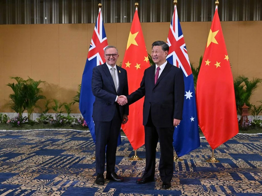 Thủ tướng Úc Anthony Albanese (trái) gặp Chủ tịch Trung Quốc Tập Cận Bình (phải) bên lề Hội nghị G20 ngày 15-11. Ảnh: AFP