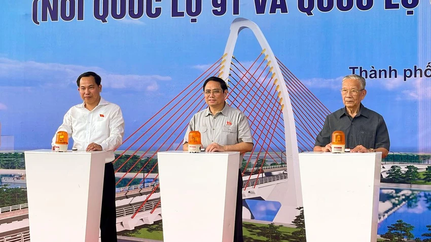 Thủ tướng Chính phủ Phạm Minh Chính cùng lãnh đạo TP Cần Thơ bấm nút khởi công dự án đường vành đai phía tây. Ảnh: CHÂU ANH Thủ tướng Chính phủ Phạm Minh Chính cùng lãnh đạo TP Cần Thơ bấm nút khởi công dự án đường vành đai phía tây. Ảnh: CHÂU ANH
