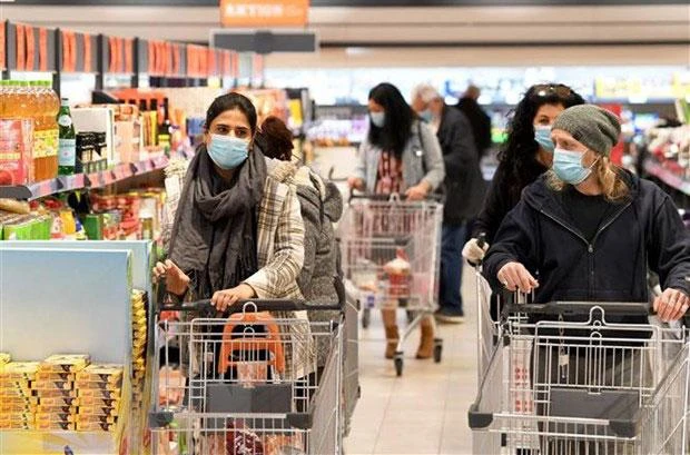 Người dân Áo mua hàng tại một siêu thị ở thủ đô Vienna. Ảnh: AFP Người dân Áo mua hàng tại một siêu thị ở thủ đô Vienna. Ảnh: AFP